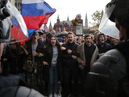 Una columna de opositores participan en la protesta de Mosc&uacute;.