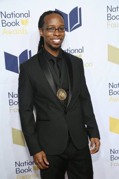 Ibram X. Kendi, en 2016 con la medalla de los National Book Awards que obtuvo por 'Marcados al nacer'.