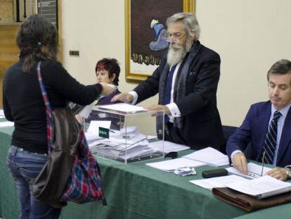 Una clienta de BBK vota en las elecciones para renovar los 37 miembros que corresponden a los impositores en la asamblea de la entidad