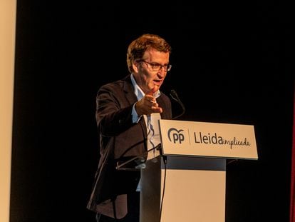 El presidente del Partido Popular, Alberto Núñez Feijóo, interviene en el Teatre de l'Escorxador, este domingo, en Lleida.