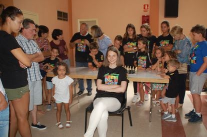 Anna Muzychuk, de espaldas al tablero, poco antes de comenzar una partida a ciegas el pasado día 22, contra un grupo de niños de la Escuela de Ajedrez de Alcubierre (Huesca)