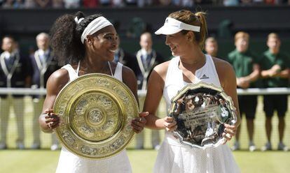 Serena y Muguruza posan con sus trofeos.