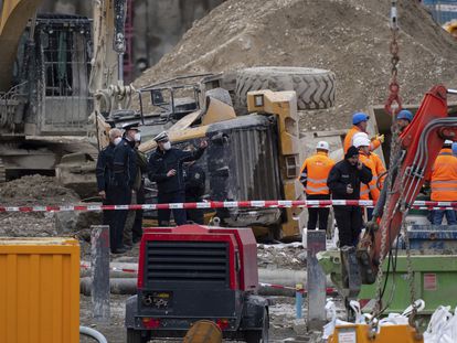 Bomberos, policías y empleados del ferrocarril trabajan en el lugar de la explosión de una bomba que ha dejado cuatro heridos en Múnich.