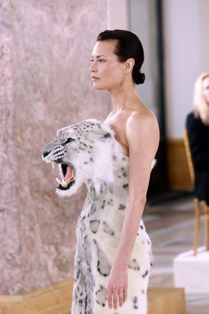 La modelo Shalom Harlow en el desfile de Schiaparelli, donde se ha presentado a las mujeres como “piezas de caza mayor”.