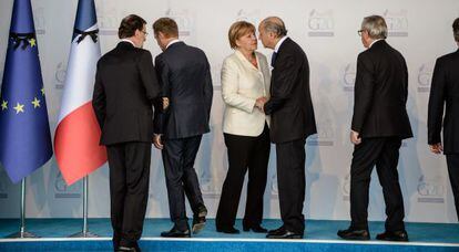 Merkel parla amb el ministre francès d'Exteriors, Laurent Fabius.