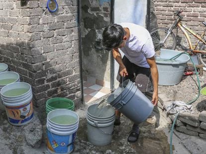 Un habitante de Iztapalapa recolecta agua en cubetas y cisternas ante el desabasto del liquido.
