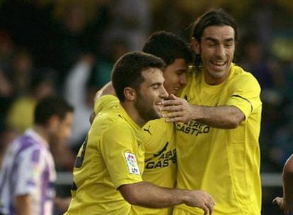 Nilmar es felicitado por Pires y Rossi.