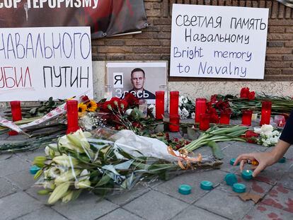 Protesta ante la embajada rusa en Madrid por el asesinato del fallecido líder opositor Alexéi Navalni, la liberación de presos políticos en Rusia y contra la guerra de Ucrania, este sábado en Madrid.