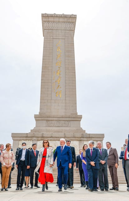 Lula da Silva y su esposa, Rosangela da Silva, en la plaza de Tiananmen, este viernes. 