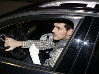 Casillas, anoche a la salida del hospital.