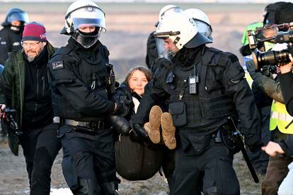 Policías alemanes se llevan a la activista sueca Greta Thunberg en el límite de la mina de carbón de Garzweiler, junto a la aldea deshabitada de Lützerath, el pasado 17 de enero.