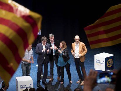 El &#039;president&#039; Carles Puigdemont acompa&ntilde;ado de otros cargos del PDeCAT en un acto en Badalona