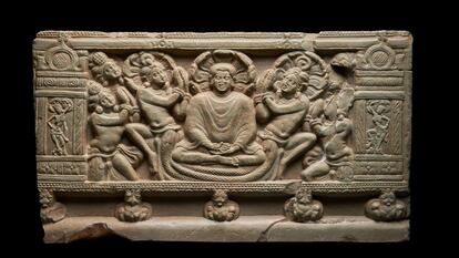 Panel Āyaka con la meditación de Buda (museo Arqueológico de Nagarjunakonda, Andhra Pradesh).