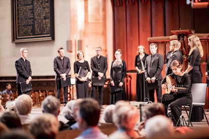 El grupo británico Stile Antico y la udista siria Rihab Azar durante su concierto del viernes en la catedral de Utrecht.