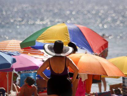 Turistas agua en la playa de Levante de Benidorm en el &uacute;ltimo fin de semana de Agosto.