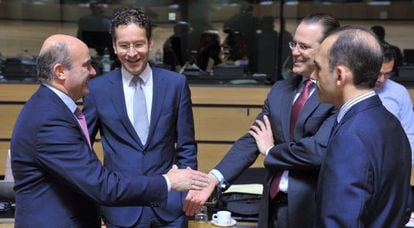 Los ministros de Espa&ntilde;a, Suecia y Chipre, con el presidente del Eurogrupo.