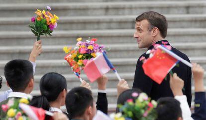 Macron es recibido en el Gran Salón del Pueblo, en Pekín, este miércoles.