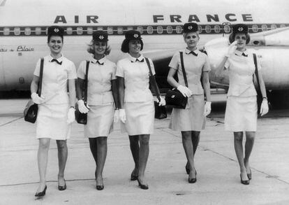 Cinco azafatas con el uniforme de Air France diseñado por el modisto Balenciaga en 1968.