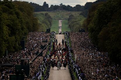El cortejo fúnebre de Isabel II llega al castillo de Windsor.