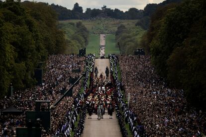 El cortejo fúnebre de Isabel II llega al castillo de Windsor. 