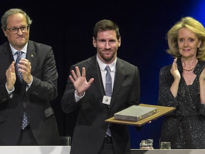 Messi recollint la Creu de Sant Jordi.