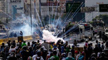 Manifestantes se enfrentan con la policía durante una protesta contra el Gobierno del presidente Nicolás Maduro en Caracas (Venezuela).