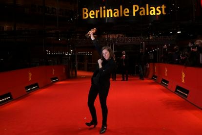 Carla Simón celebra el Oso de Oro obtenido en Berlín por 'Alcarràs', el 16 de febrero de 2022. 