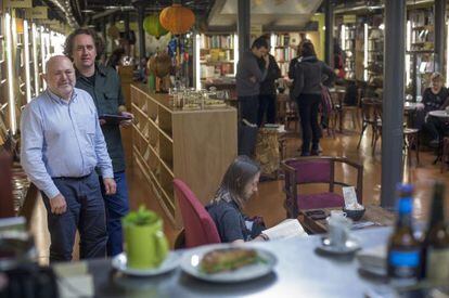 Pep Bernades y Pere Ortin, retratados en el Caf&eacute; d&#039;Alta&iuml;r en la planta s&oacute;tano de la librer&iacute;a barcelonesa. 