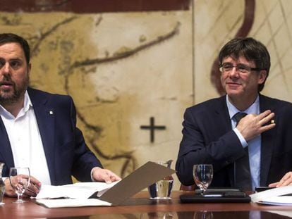 El presidente de la Generalitat, Carles Puigdemont (a la derecha), y el vicepresidente, Oriol Junqueras.