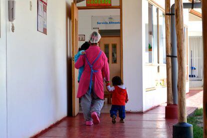Las cuidadoras de los centros de día son madres voluntarias que reciben un pequeño estipendio en compensación por su labor.
