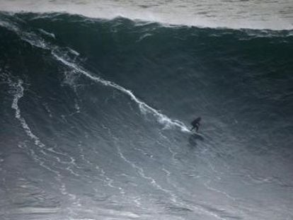 El surfista, de 36 años, cabalgó la ola gigante de 35 metros durante 40 segundos. “Sentía que me perseguía una avalancha”, afirma el portugués tras lograr la proeza de Nazaré