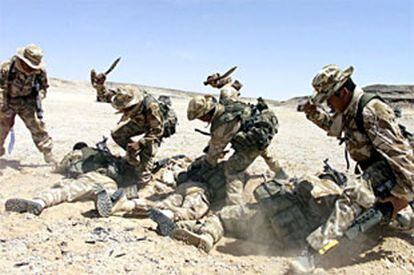 Una patrulla de <b></b><i>gurkas,</i> durante unas maniobras del Ejército británico en Omán en octubre de 2001.
