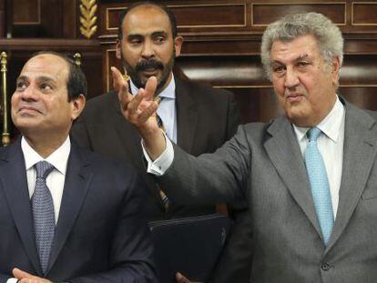 El presidente de Egipto, Abdel Fattah Al Sisi, atiende a las explicaciones del presidente del Congreso, Jes&uacute;s Posada.