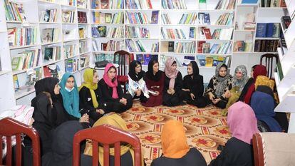 Un grupo de afganas en uno de los talleres culturales de la biblioteca Zan. Foto cedida por la biblioteca.