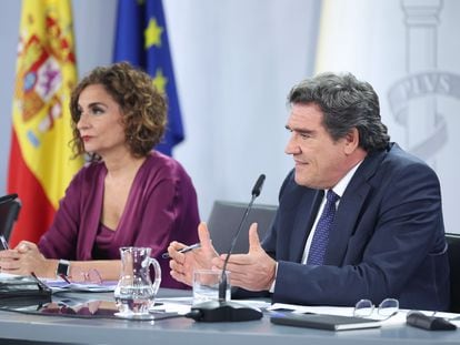 María Jesús Montero y José Luis Escrivá, en una rueda de prensa posterior al Consejo de Ministros en 2022.