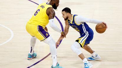 Stephen Curry dribla frente a LeBron James en cuarto partido de las semifinales entre Lakers y Golden State.