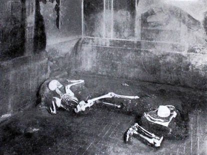 La pareja, un hombre y una mujer, fueron encontrados sobre el 'triclinium' que los romanos usaban para comer. La fotografía, tomada en 1933, muestra tal y como los hallaron.