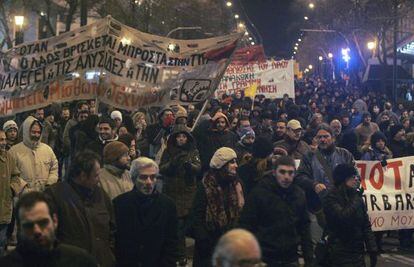 Manifestantes en una marcha hacia el Parlamento griego en Atenas el jueves, despu&eacute;s de que el Gobierno pactara los recortes