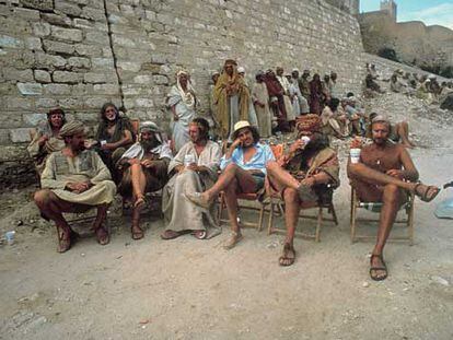 Los Monty Python, durante una pausa del rodaje de <i>La vida de Brian.</i>