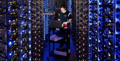 Una técnica de Google trabaja en un centro de datos en Estados Unidos.