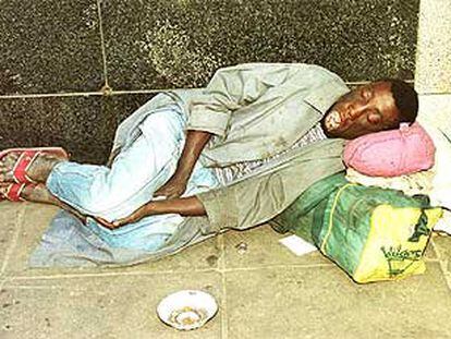Un joven enfermo de sida yace en el suelo en el centro de Harare, capital de Zimbabue.