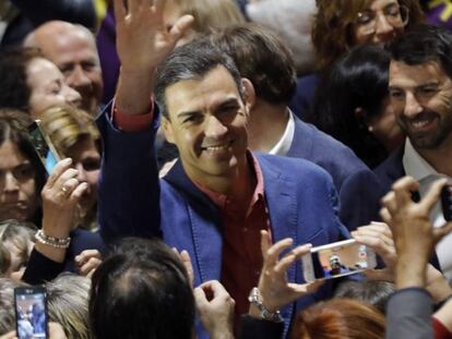 Pedro Sánchez, a su llegada al mitin de Alicante.