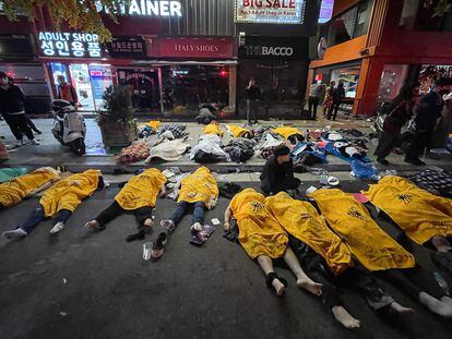 Cuerpos de víctimas de la avalancha humana en el popular barrio de Itaewon, en Seúl.