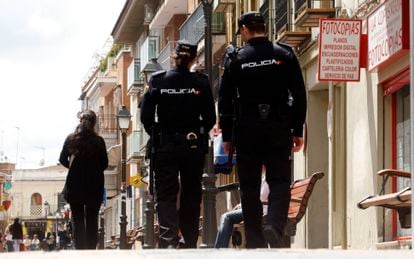 Dos agentes de policía dedicados a la protección de víctimas de violencia machista en Madrid, en una imagen de archivo.