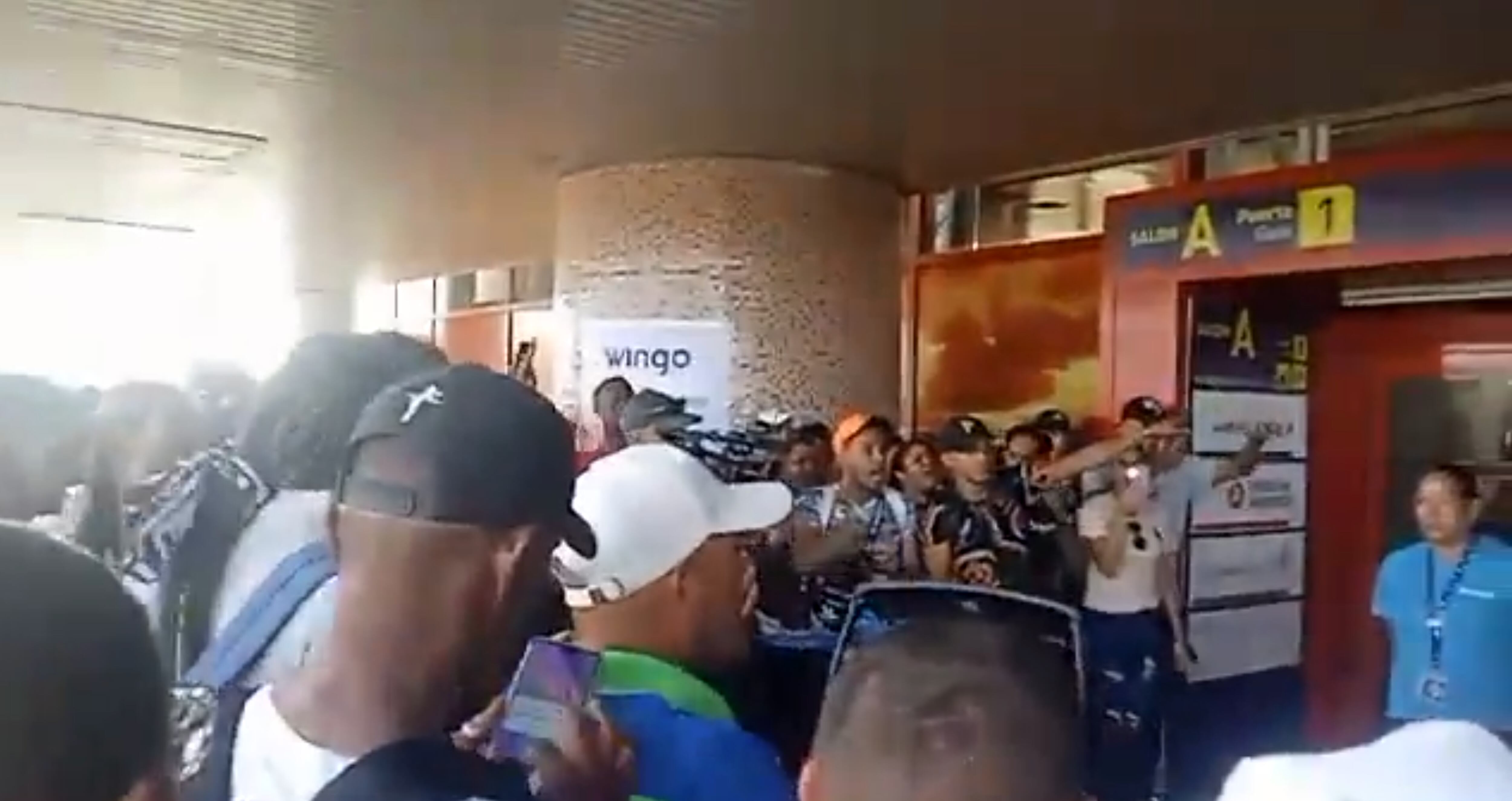 “Queremos volar”: decenas de cubanos protestan en el aeropuerto de La Habana para salir del país