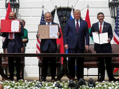 Los firmantes del tratado, en la Casa Blanca junto a Donald Trump.