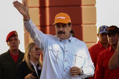 Nicolás Maduro con una gorra de Conviasa en una protesta cuando EE UU anunció las sanciones contra la aerolínea, en febrero de 2020.
