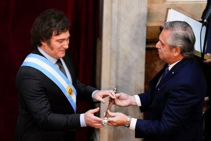 Javier Milei recibe el bastón presidencial de manos de Alberto Fernández, ahora expresidente de Argentina, este domingo en el Congreso de la Nación.