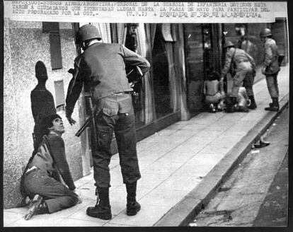 La represión durante la dictadura militar argentina (1976-1983) es uno de los temas que Juan Gelman trata en el libro "Hoy".