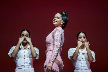Rosalía, rodeada de sus bailarinas, en un momento de su actuación en el Pull&Bear Stage.